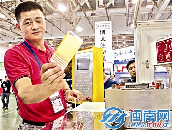 热销的手机保护壳，注塑机只需20多秒便可制造