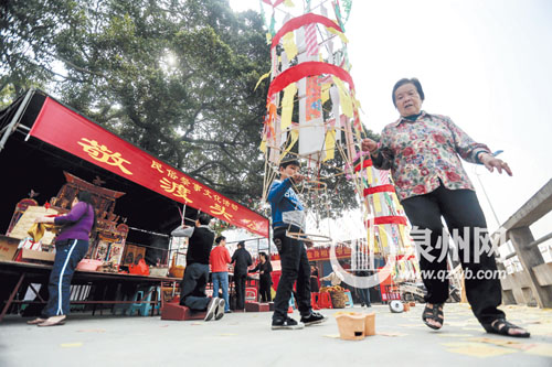 市民虔诚地进行祭祀活动