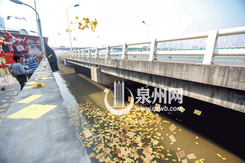 纸船随潮水漂向远方