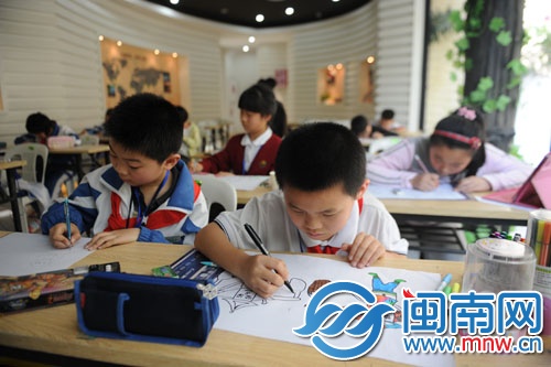 小记者们正在认真画画