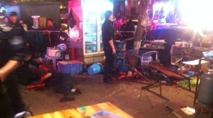 2男子闹市互砍10分钟双双倒地