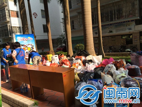和平里小区捐赠点，才一会儿，就收到这么多旧衣服