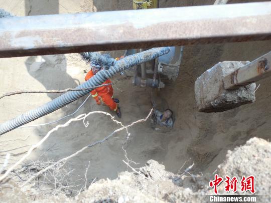 福州一别墅区内土坑坍塌1