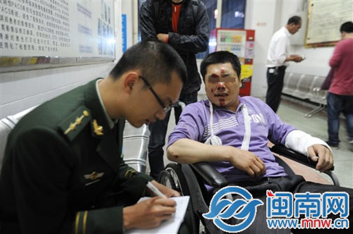 民警在向刘邵兵了解情况