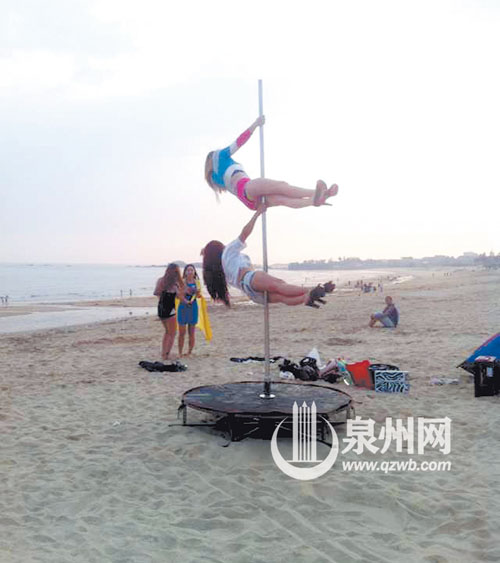 惠安西沙湾：女孩沙滩上跳钢管舞