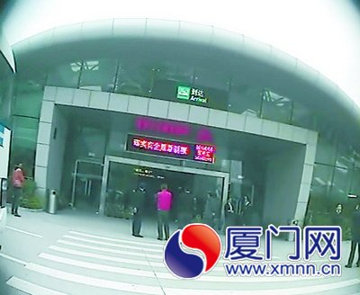“黑车”司机聚集在码头出站口，码头保安竟帮忙揽客。