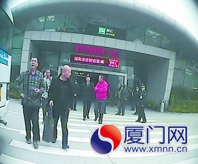 “黑车”司机聚集在码头出站口，码头保安竟帮忙揽客 