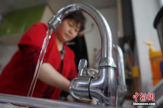 兰州市七里河区居民李大妈用自来水洗菜