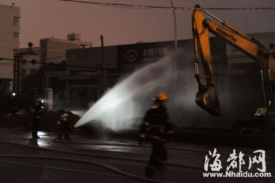 消防人员在现场稀释泄漏气体