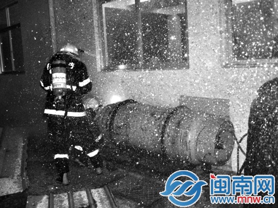 误开氨气阀门 周围50米恶臭刺鼻