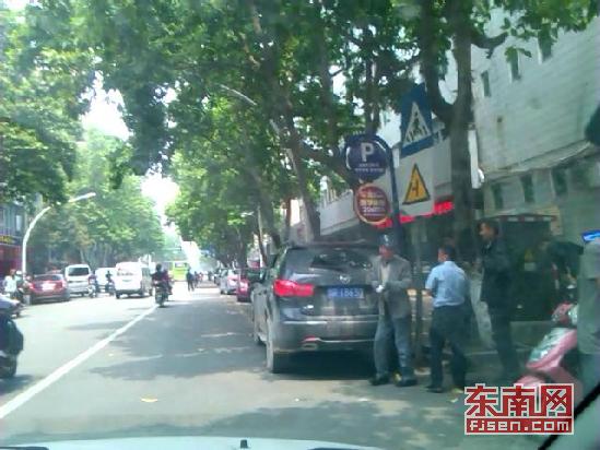 漳州：公共停车位被私占 强制收取停车费