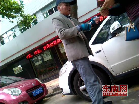 漳州：公共停车位被私占 强制收取停车费1