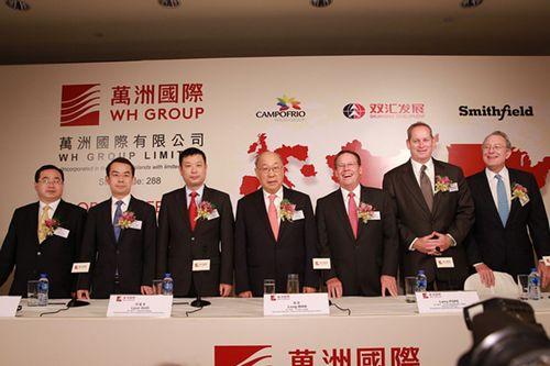 万洲国际主席兼行政总裁万隆（中）与史密斯菲尔德总 