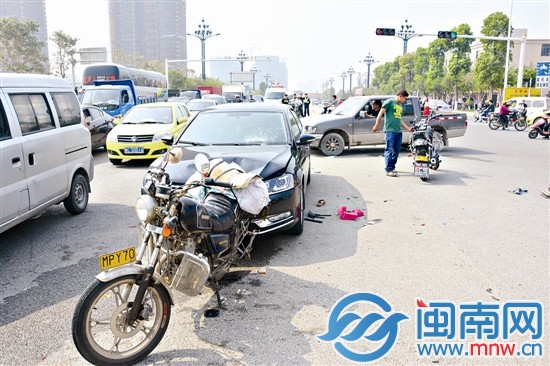 这两部摩托车就是先后被撞的