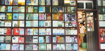 一面向外的玻璃书墙，开启着一扇通往晓风书屋（屏山&nbsp;