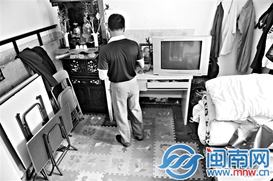 阿颜出狱后一无所有，但是特地带着三位先人的牌位