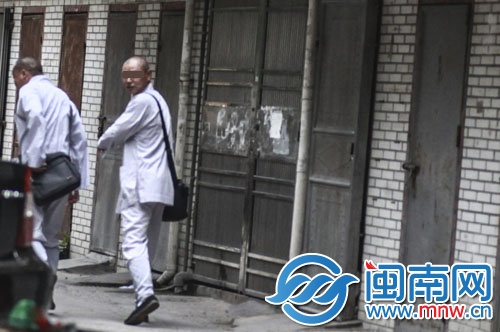被识破后，两名假和尚躲进小巷
