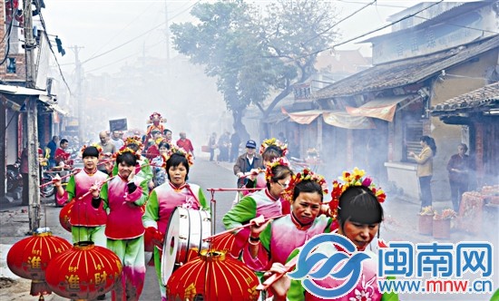 巡境队伍所到之处，爆竹声声，好似重回年兜