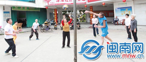 阿伯阿姨火热地运动着