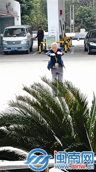 一位老人放起广场舞音乐
