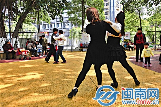 市民结队在舞台上跳着探戈