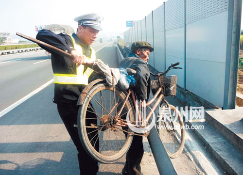 行人非机动车闯入高速时有发生，民警都要及时带离消 