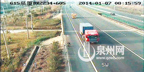 行人随意穿行高速公路