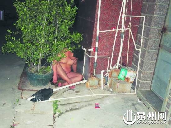 醉汉脱光坐着睡着了