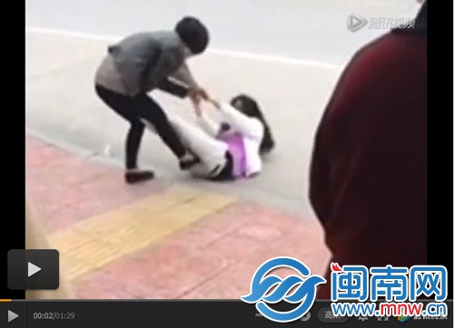 黑衣女与白衣女当街扭打在一起