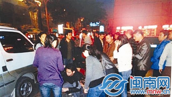 40名便衣民警伪装成路人，抓捕嫌犯