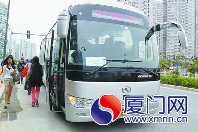 市民昨起体验搭通勤车上下班