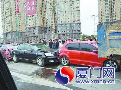 四车紧密“贴”在一起，受损严重。