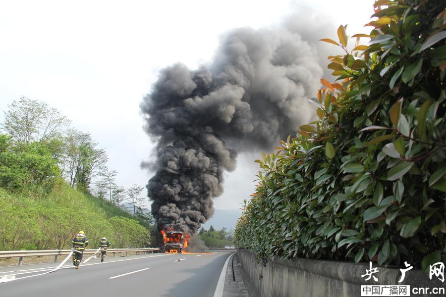 车辆爆胎起火引燃了整个车身