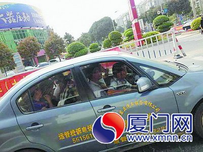 小小的一辆教练车上挤了7个成年人