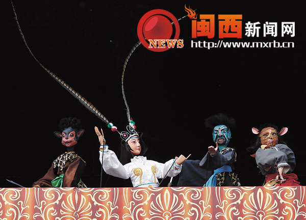 图为杖头木偶表演“降妖”