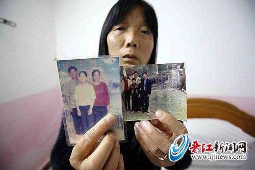 荣石英拿着家人的照片，希望能勾起儿子幼时的记忆