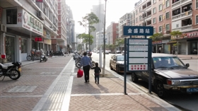 如今公交停靠点又被小车占领
