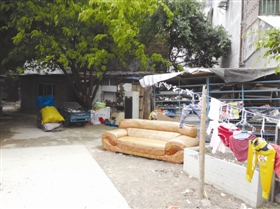 废品收购者占用小区空地堆放废品和居住