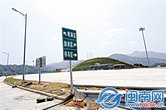 黄沙路段新增的货车加水点