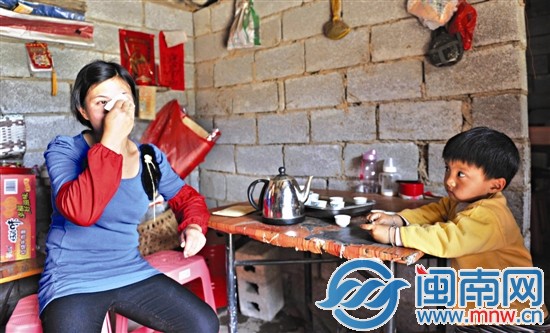 谈到儿子没有玩伴，她不禁落泪