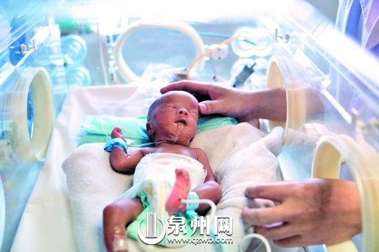 三胞胎兄弟被分别放在特护病房育婴箱