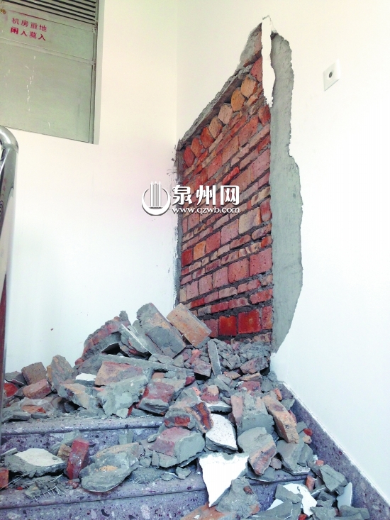 书香雅苑2号楼601室一侧通往“风楼”的门又被封堵