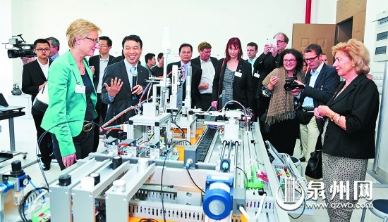 德国客人参观泉州信息学院的教学设施