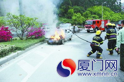 消防官兵灭火