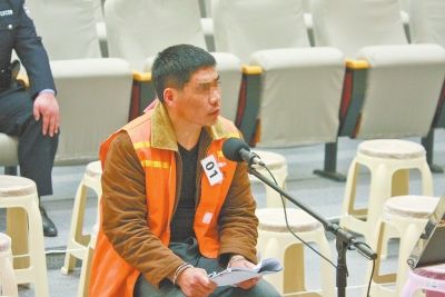 被告人李佰红在法庭接受审判
