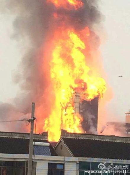 江苏南通化工厂爆炸事故现场黑烟滚滚现场