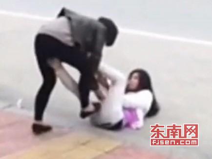 原配当街打小三 丈夫与小三育有一子