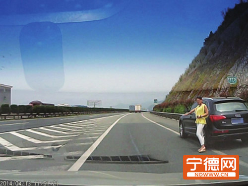 拦车女子视频截图