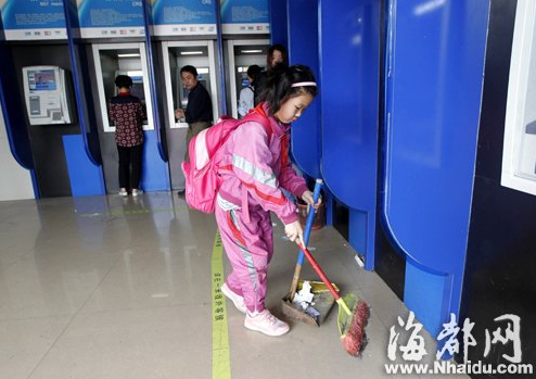 爸爸每天傍晚去存钱，一起去的妮妮就顺手把银行网点&nbsp;