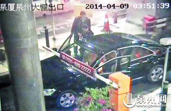 曹嘉拿起陈某的手机,拨打他哥哥的电话